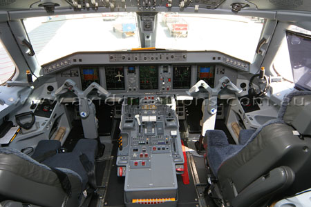 Embraer 190 Flight deck